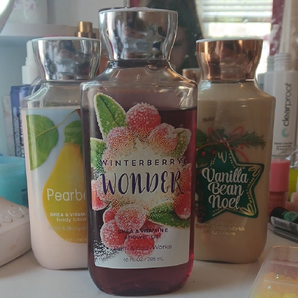 Bath & Body Works Winterberry Wonder Shower Gel And Pearberry +Vanilla Bean Novl